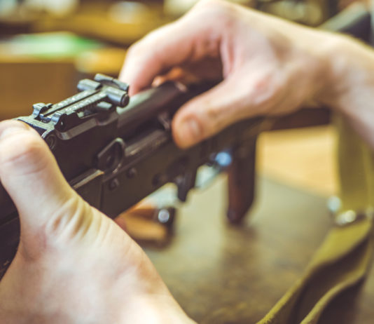 Date e contenuti del terzo corso licenza armi ed esplodenti di Conarmi mani di armaiolo che smontano arma: corso licenza armi ed esplodenti di Conarmi