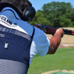 Flavio Bassi della Compak Club Shooting Academy spara con un fucile Beretta