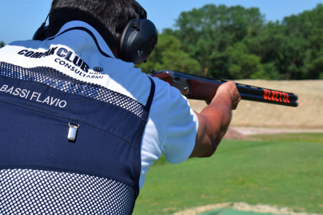 Flavio Bassi della Compak Club Shooting Academy spara con un fucile Beretta