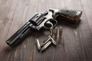 revolver su tavolo di legno con sei munizioni: la Cassazione sull'incauta custodia di armi