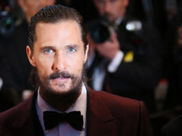 Matthew McConaughey sulle armi: “Le teniamo in saccoccia per paura e per istinto” Matthew McConaughey con barba e papillon: Matthew McConaughey sulle armi