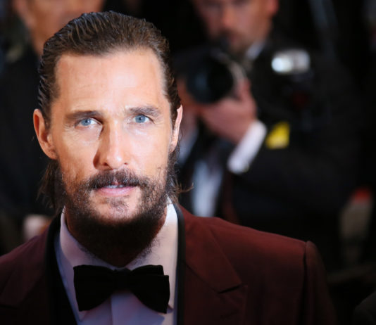 Matthew McConaughey sulle armi: “Le teniamo in saccoccia per paura e per istinto” Matthew McConaughey con barba e papillon: Matthew McConaughey sulle armi