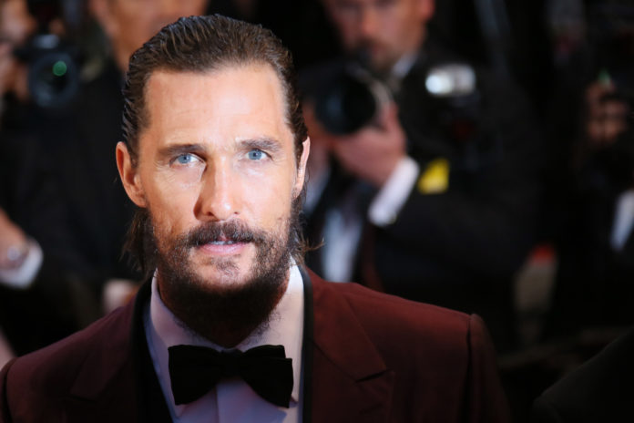 Matthew McConaughey con barba e papillon: Matthew McConaughey sulle armi