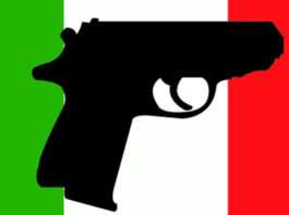 Fidasc sul recepimento della Direttiva armi: “Moderata soddisfazione” Pistola su bandiera italiana