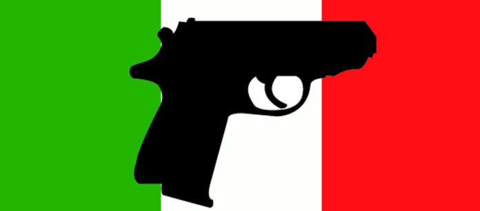 Pistola su bandiera italiana