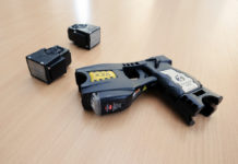 Possibile l’assegnazione del taser agli agenti di polizia penitenziaria taser con due munizioni su tavolo di legno: possibile l’assegnazione del taser agli agenti di polizia penitenziaria