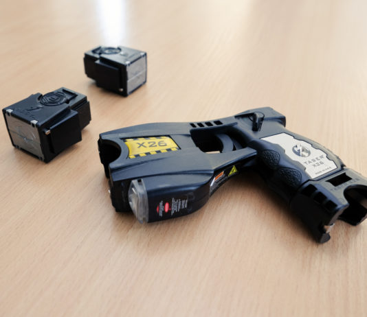 Possibile l’assegnazione del taser agli agenti di polizia penitenziaria taser con due munizioni su tavolo di legno: possibile l’assegnazione del taser agli agenti di polizia penitenziaria