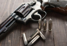 La Cassazione sull’incauta custodia di armi revolver su tavolo di legno con sei munizioni: la Cassazione sull'incauta custodia di armi