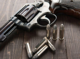 La Cassazione sull’incauta custodia di armi revolver su tavolo di legno con sei munizioni: la Cassazione sull'incauta custodia di armi