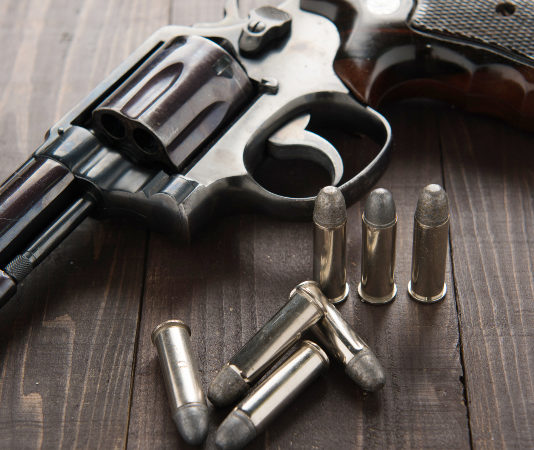 La Cassazione sull’incauta custodia di armi revolver su tavolo di legno con sei munizioni: la Cassazione sull'incauta custodia di armi