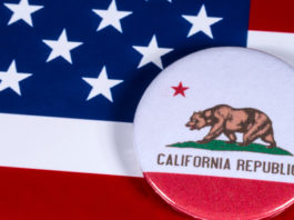 La California stringe sul porto di armi occulte Spilla della California su bandiera americana