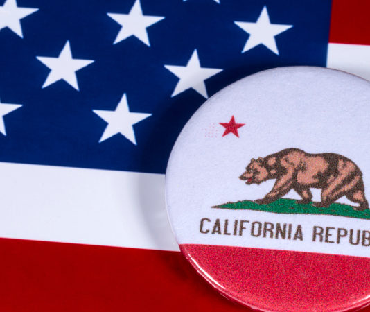 La California stringe sul porto di armi occulte Spilla della California su bandiera americana