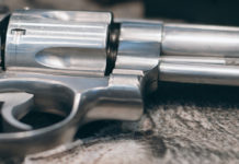 Stefano Maullu sulla Direttiva armi: non bisogna abbassare la guardia dettaglio di un revolver: Stefano Maullu sulla Direttiva armi