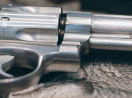 Stefano Maullu sulla Direttiva armi: non bisogna abbassare la guardia dettaglio di un revolver: Stefano Maullu sulla Direttiva armi