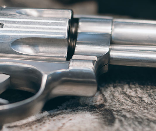 Stefano Maullu sulla Direttiva armi: non bisogna abbassare la guardia dettaglio di un revolver: Stefano Maullu sulla Direttiva armi