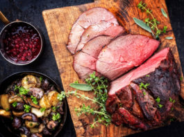 UNA alla manifestazione enogastronomica di Torino per valorizzare la selvaggina carne di cervo a fette con funghi e patate: UNA alla manifestazione enogastronomica Salone del Gusto