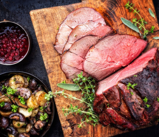 UNA alla manifestazione enogastronomica di Torino per valorizzare la selvaggina carne di cervo a fette con funghi e patate: UNA alla manifestazione enogastronomica Salone del Gusto