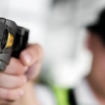 agente di polizia con taser