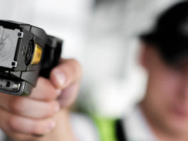 Il decreto Salvini apre al taser alla polizia municipale agente di polizia con taser