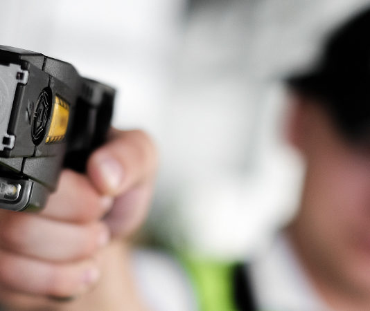 Il decreto Salvini apre al taser alla polizia municipale agente di polizia con taser