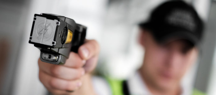 agente di polizia con taser