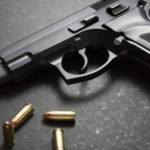 pistola con cinque munizioni