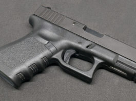 Vuoi ottenere il porto d’armi? Dimmi razza e religione pistola semiautomatica 9 mm