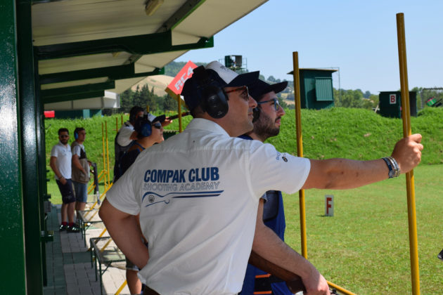 un tiratore e un istruttore della scuola di tiro a volo Compak Club Shooting Academy