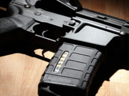 Brownells dona nove AR-15 agli agenti che sorvegliano le scuole