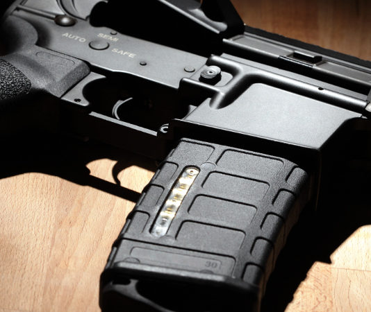 Brownells dona nove AR-15 agli agenti che sorvegliano le scuole