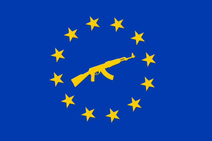 bandiera europea con fucile automatico: nuova direttiva armi
