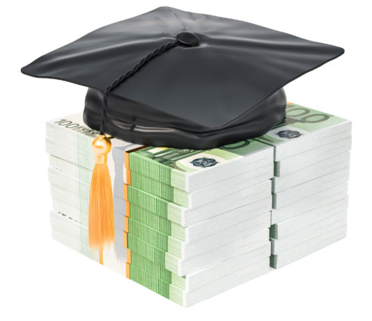 Tesi di laurea sulle armi: 2.000 euro da Anpam cappello da laurea su banconote da cento euro: concorso per tesi di laurea sulle armi