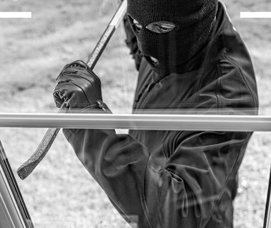 Legittima difesa: il sì del Senato Videocamera ladro rompe finestra