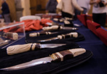 A Scarperia la 30ª Mostra mercato del coltello custom cinque coltelli in primo piano alla mostra mercato del coltello custom di scarperia