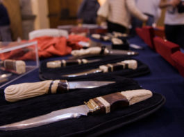 A Scarperia la 30ª Mostra mercato del coltello custom cinque coltelli in primo piano alla mostra mercato del coltello custom di scarperia