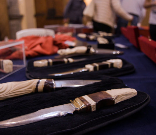 A Scarperia la 30ª Mostra mercato del coltello custom cinque coltelli in primo piano alla mostra mercato del coltello custom di scarperia