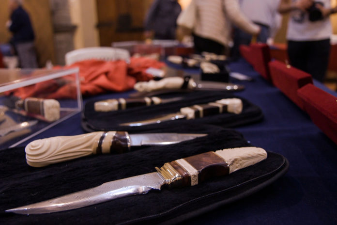 cinque coltelli in primo piano alla mostra mercato del coltello custom di scarperia