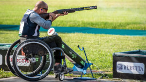 tiratore su sedia a rotelle: campionato del mondo di tiro a volo paralimpico