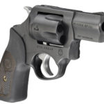il revolver ruger sp101 .357 magnum visto di tre quarti, da destra