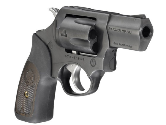 il revolver ruger sp101 .357 magnum visto di tre quarti, da destra