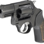il revolver ruger sp101 .357 magnum visto di tre quarti, da sinistra