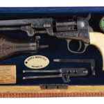 libro tascabile che contiene una Colt 1849