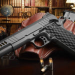 pistola da competizione nighthawk president su una scrivania