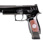 vista laterale dell’arma cerimoniale Sig Sauer M17t