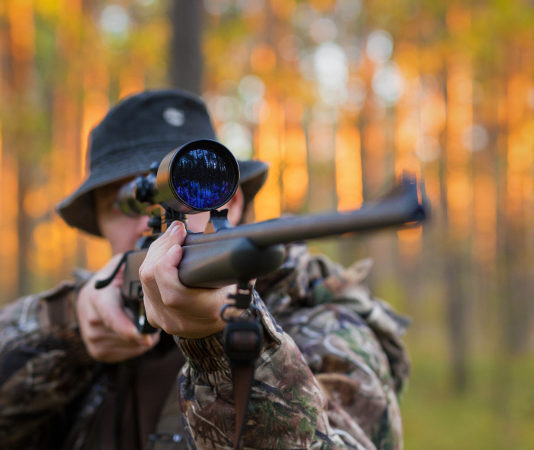 Controllo della fauna selvatica e cacciatori: nuova sentenza della Corte costituzionale cacciatore imbraccia carabina: niente controllo della fauna selvatica