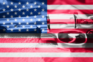elezioni midterm armi: pistola su sfondo bandiera americana