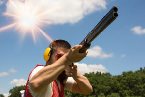 tiratore con carabina: ristrutturare un impianto sportivo per tiro a volo 