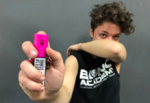 Come usare lo spray al peperoncino? Lo spiega il seminario di Bono Academy ragazza bono academy insegna come usare lo spray al peperoncino