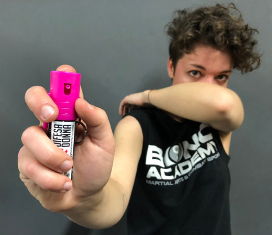 Come usare lo spray al peperoncino? Lo spiega il seminario di Bono Academy ragazza bono academy insegna come usare lo spray al peperoncino
