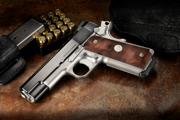 vista destra della pistola di lusso wilson combat super commander special